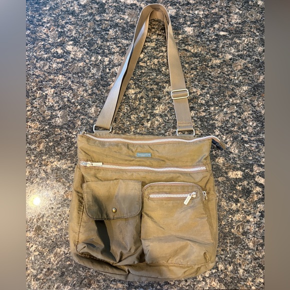 Baggallini olive  green  Crossbody Bag with Silver Accents in good condtion - Picture 1 of 12